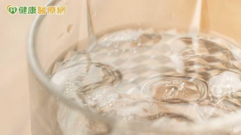 鹼性水比一般水更健康？專家示警：長期好處證據仍有限