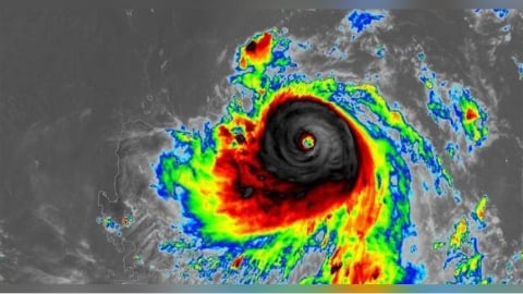 米克拉挑戰強颱！專家曝「眼牆結構完整」：典型小鋼炮　颱風假機率出爐