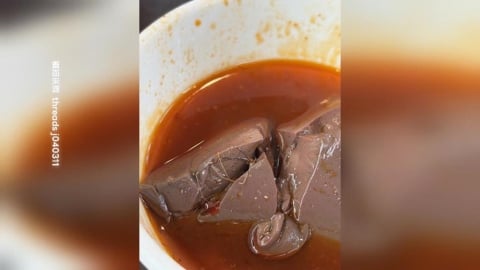 麻辣鴨血驚見蜘蛛完整包覆 民眾嚇差點變成蜘蛛人