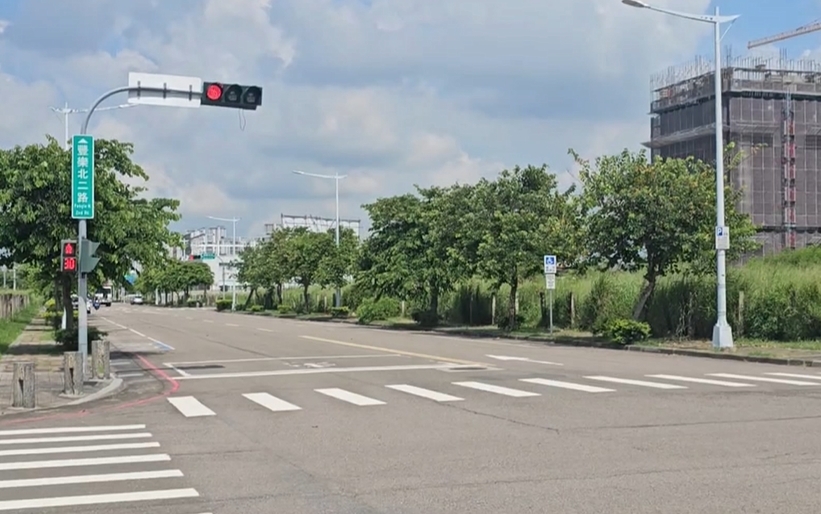 疑似電壓供電異常北屯重劃區街道整排路燈閃不停