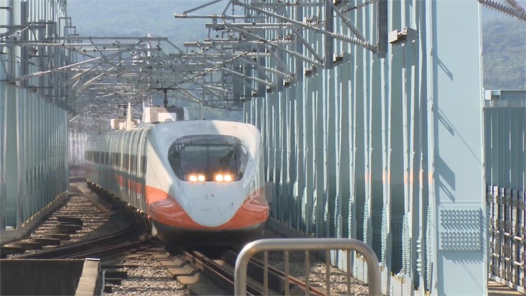 高鐵桃園-新竹深夜停駛! 列車沒燈沒冷氣 乘客摸黑行動