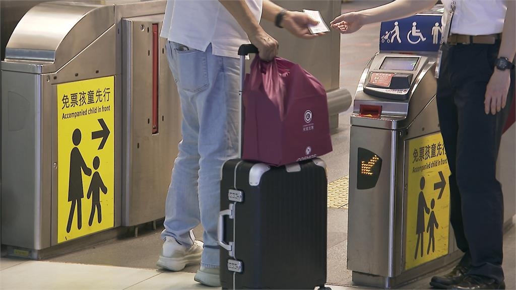 高鐵桃園-新竹深夜停駛! 列車沒燈沒冷氣 乘客摸黑行動
