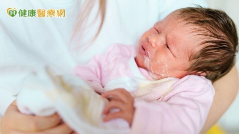 嬰兒溢吐奶或異常嘔吐怎麼分?醫警告這「3徵兆」立即就醫