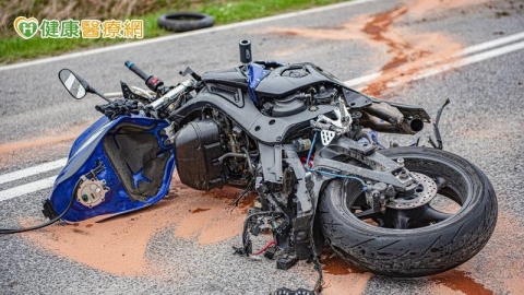 男大生車禍外傷多重骨折合併大出血　急重症醫護搶救重獲新生