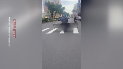 驚險!機車載「車道等寬」大鐵板 左右飄移險砸騎士
