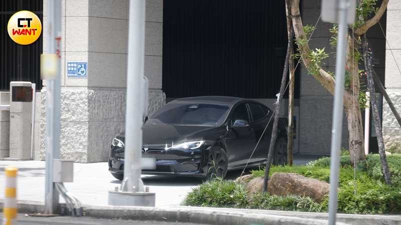 隔天中午,「粿王」另一位當事人王子從同一棟南港住處開車外出。(圖/本刊攝影組)
