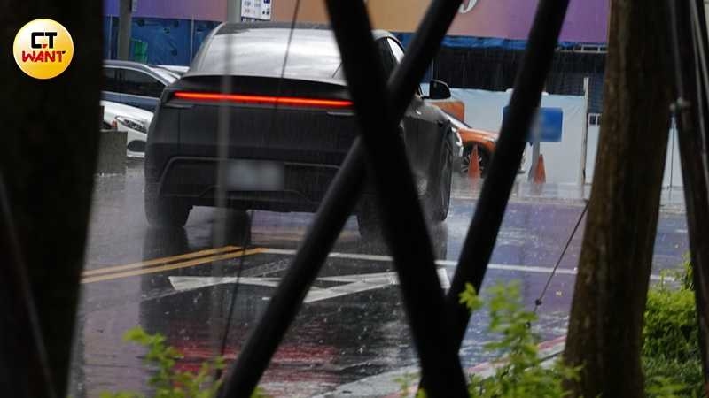 王子外出期間,粿粿座車也再度從豪宅地下停車場現身。(圖/本刊攝影組)