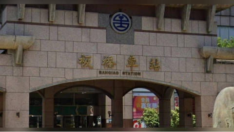 板橋車站廁所遭批「北部最噁、憋尿也不去」 議員:管線問題遲未解決
