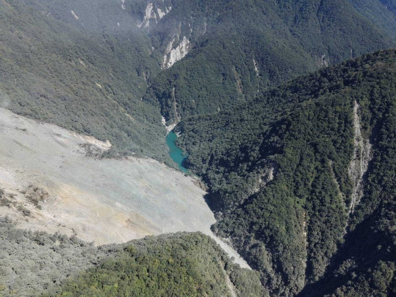 花蓮萬里溪堰塞湖目前壩體蓄水量約408萬噸,因山壁持續崩塌,最高蓄水量可能達600萬噸。(圖/林保署提供)
