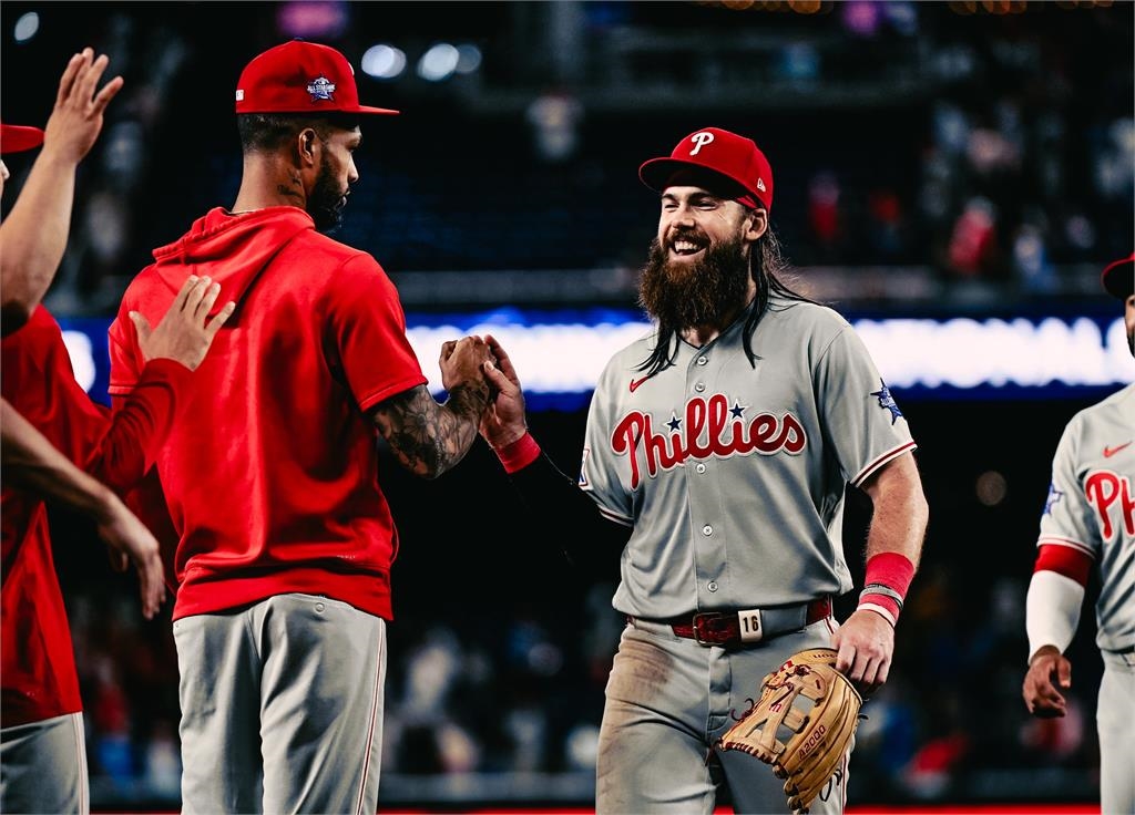 MLB(影)/最後一好球還是沒放棄!費城人9局上演8分大逆轉 國民主場球迷看傻眼
