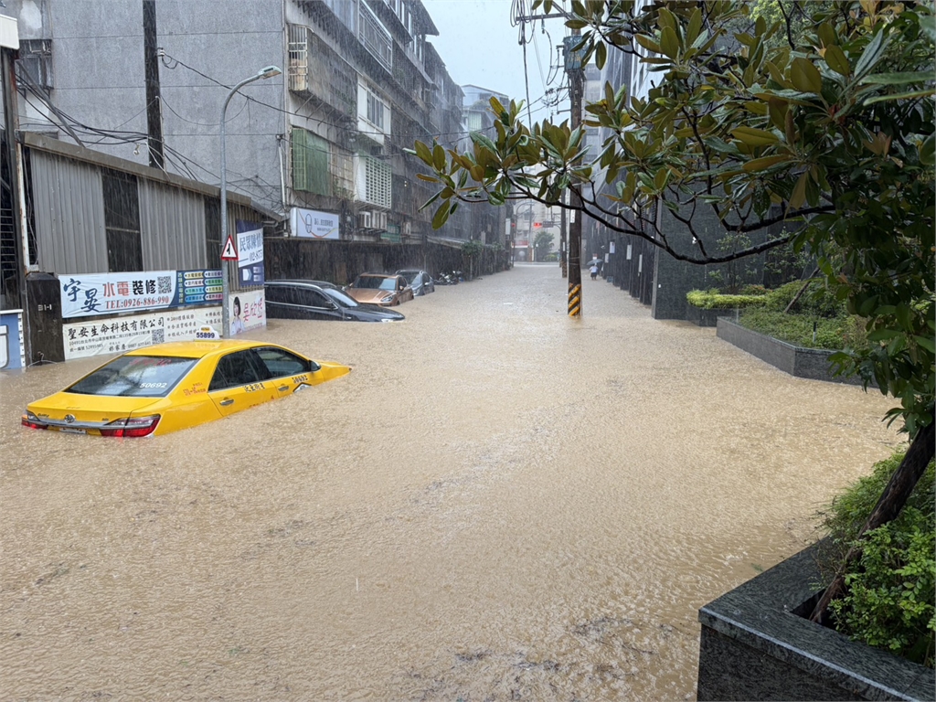 快新聞／雨彈狂炸「內湖淹大水」！蔣萬安臉書慘遭怒灌「咕嚕咕嚕」洗版