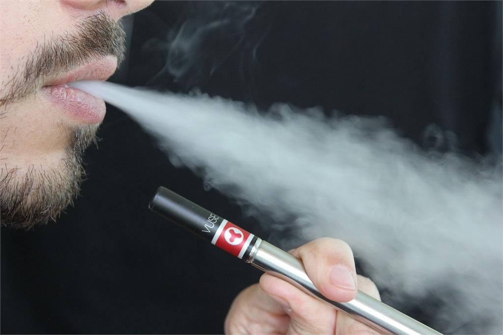 快新聞／新法規登場了！哈菸族出入境「做這事」將觸法　不只罰款還會坐牢