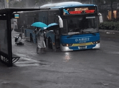 內湖大淹水…學生下公車「撲進積水裡」！下秒急起身「保護後方乘客」暖爆