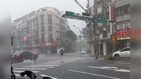 全台雨彈開炸！米克拉北上帶動鋒面、西南風　南部5縣市豪雨特報