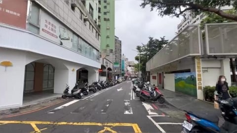 雨彈襲擊台中！民眾直擊逢甲商圈　泡泡大軍狂冒滿地