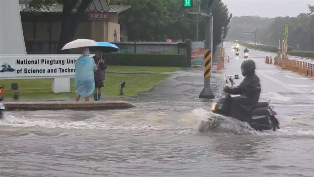 雨彈強襲！正值期末考周　屏科大學生騎車慘摔被沖走