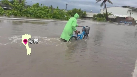 暴雨不斷屏東１４時起停班課　家長冒雨接送控「縣府慢半拍」