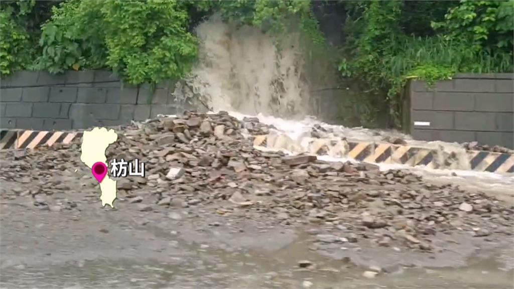 屏東豪雨狂炸！　殺蛇溪溢堤道路淹成河倒灌民宅