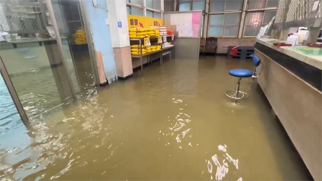 圖輯／暴雨灌爆南台灣！黃濁泥水狂湧　淹水畫面怵目驚心