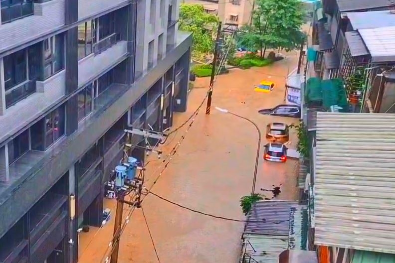 圖輯／暴雨灌爆全台！高雄、屏東黃濁泥水狂湧　內湖小黃險遭滅頂