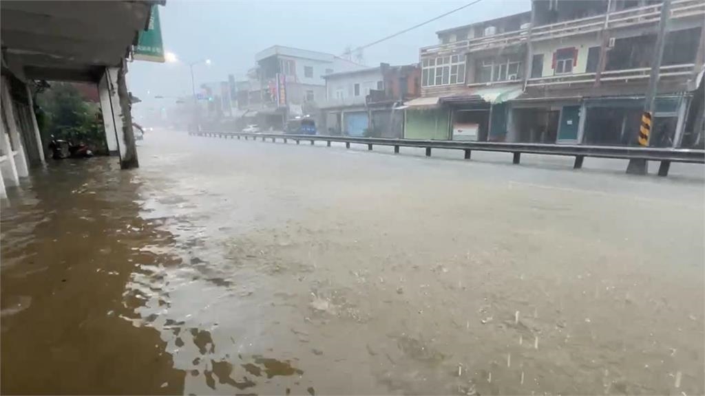 圖輯／暴雨灌爆全台！高雄、屏東黃濁泥水狂湧　內湖小黃險遭滅頂