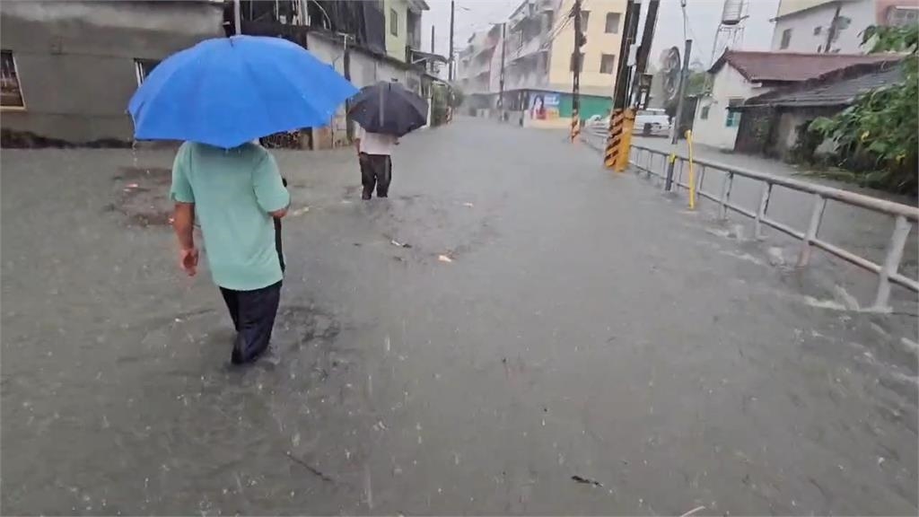 圖輯／暴雨灌爆南台灣！黃濁泥水狂湧　淹水畫面怵目驚心