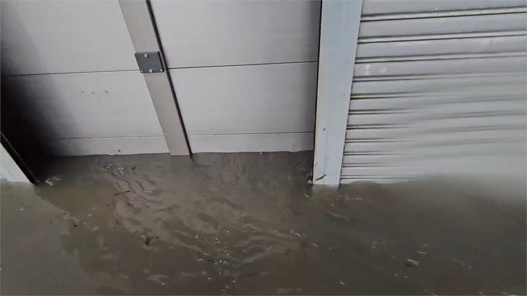 圖輯／暴雨灌爆南台灣！黃濁泥水狂湧　淹水畫面怵目驚心