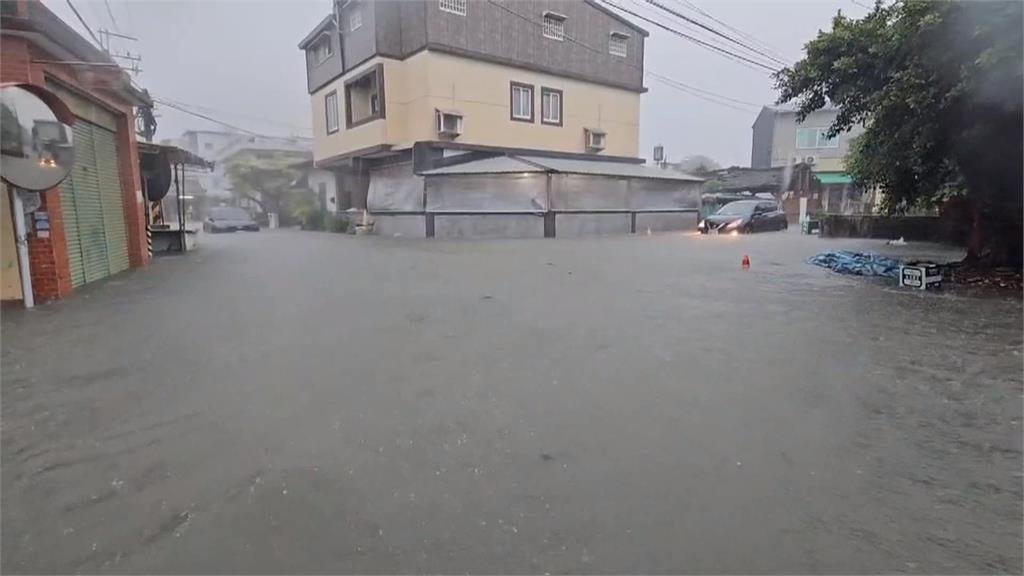 水淹到腰部！屏東縣長治鄉暴雨　牛稠溪溢堤全村泡水
