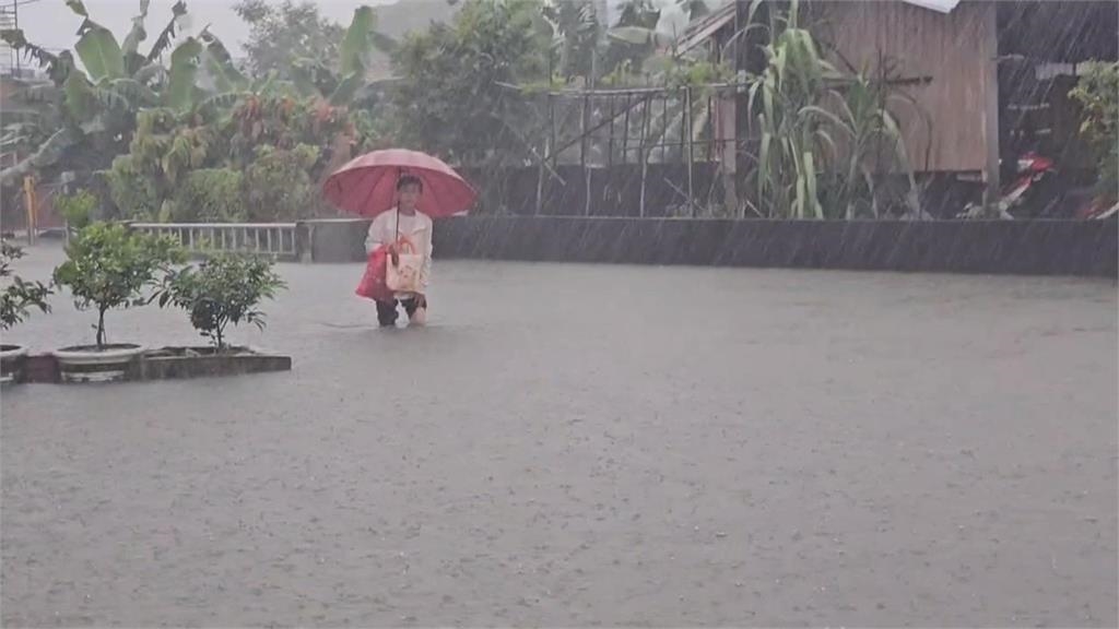 水淹到腰部！屏東縣長治鄉暴雨　牛稠溪溢堤全村泡水