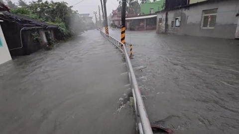 水淹到腰部！屏東縣長治鄉暴雨　牛稠溪溢堤全村泡水