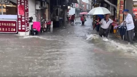 暴雨狂炸！淡水街道變「淡水河」誇張畫面　在地人驚：沒看過淹成這樣