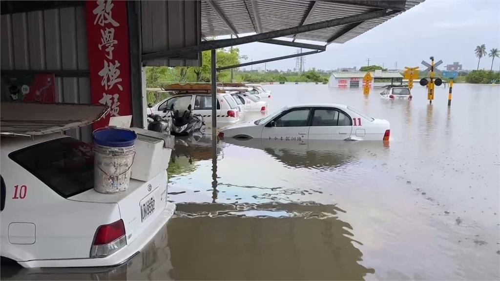 台南仁德民宅泡水「水深及腰」 文華路駕訓班10教練車全泡水