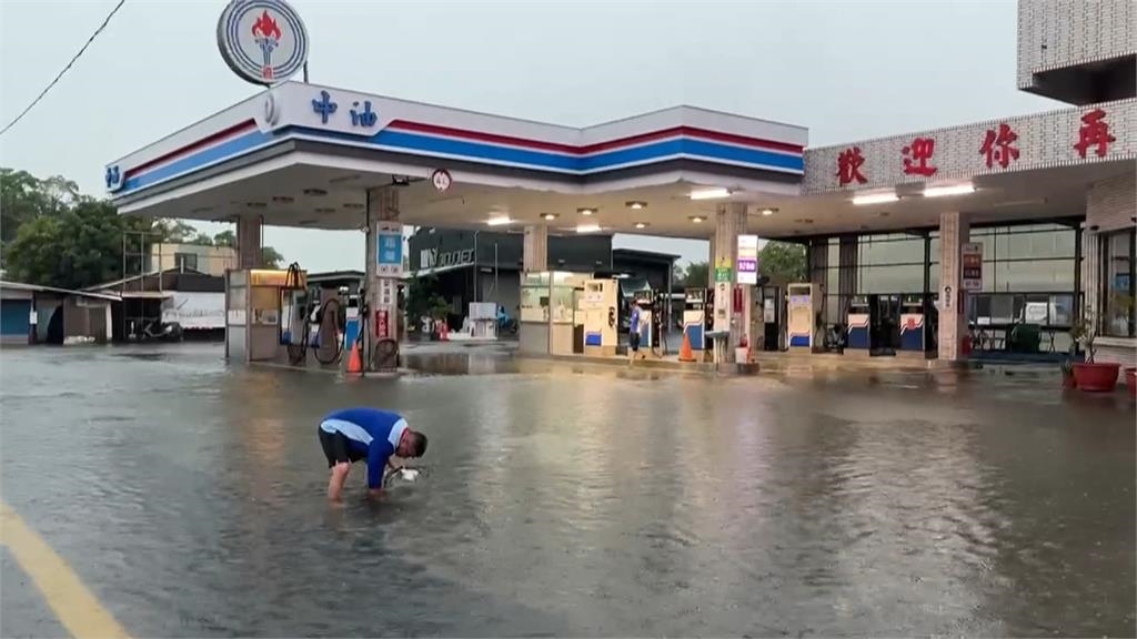 台南仁德民宅泡水「水深及腰」 文華路駕訓班10教練車全泡水