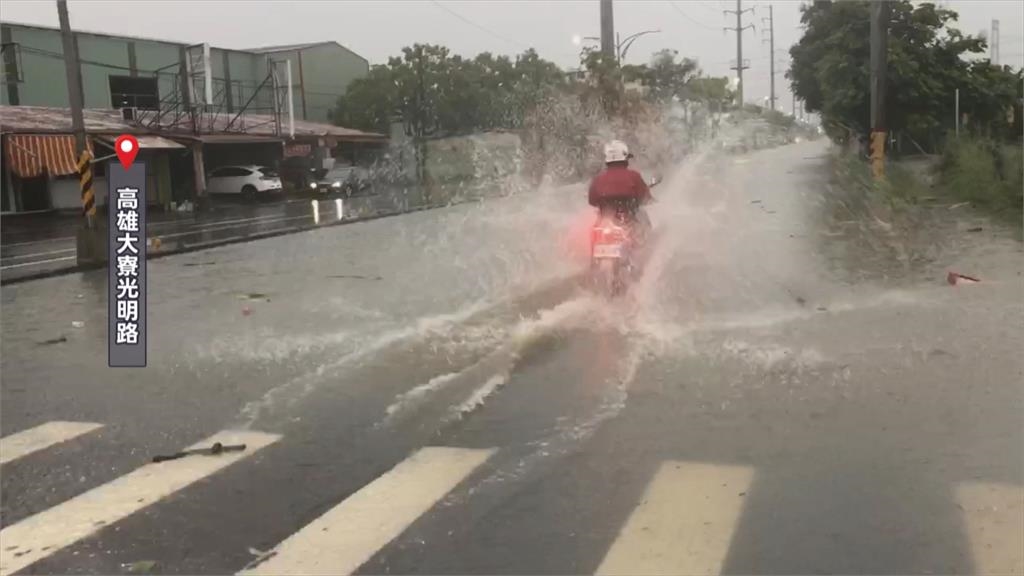 高雄鳥松淹水車險滅頂　熱心民眾涉水協助救援