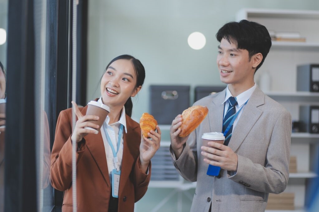 妳想好好感謝對方的通力合作，卻卡在不能送私人禮物。這時候「請全辦公室喝下午茶」就是完美的解法。圖/123RF圖庫
