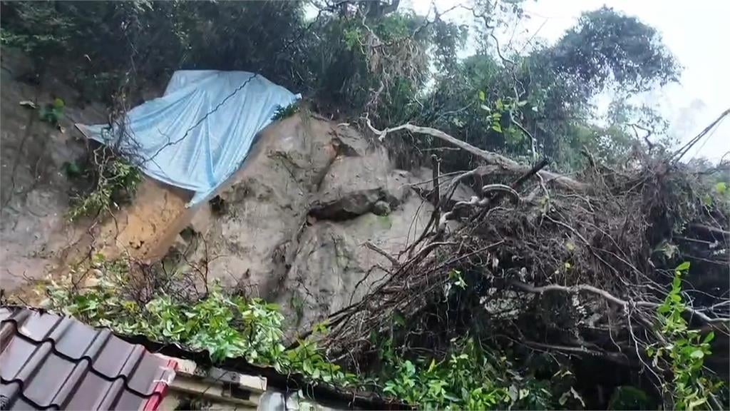 基隆通明街樹倒壓斷電桿　周邊上百戶停電緊急搶修