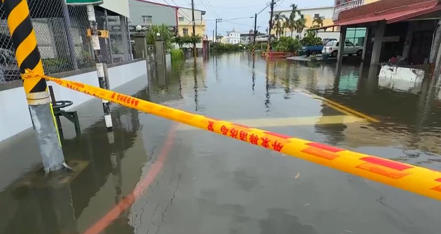屏東災情! 南州鄉溢堤釀災 崁頂鄉"農用機"水上行舟馳援