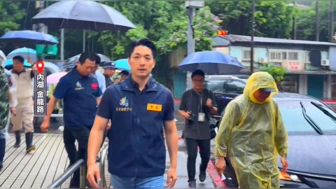 蔣萬安沒穿雨衣內湖勘災「挨轟作秀」　災民批：昨天人在哪？