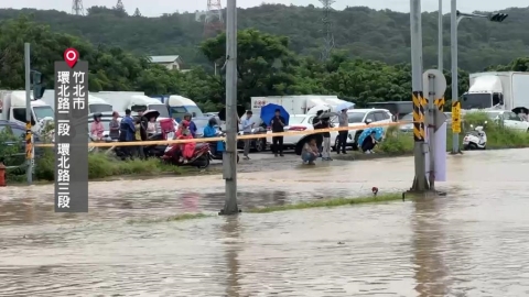 暴雨襲擊！竹北災情慘 通勤族受困、社區邊坡土石流