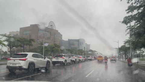 豪雨假兩樣情！民眾開心逛百貨　櫃哥櫃姐們冒雨上班