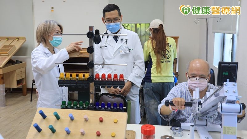 79歲翁從臥床到「扛助行器」急性後期照護助重拾行動力