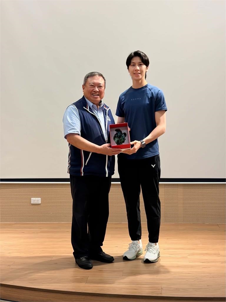 綜合／林鴻道辭國訓董事長與選手道別  林郁婷、林俊易代表獻花感謝貢獻