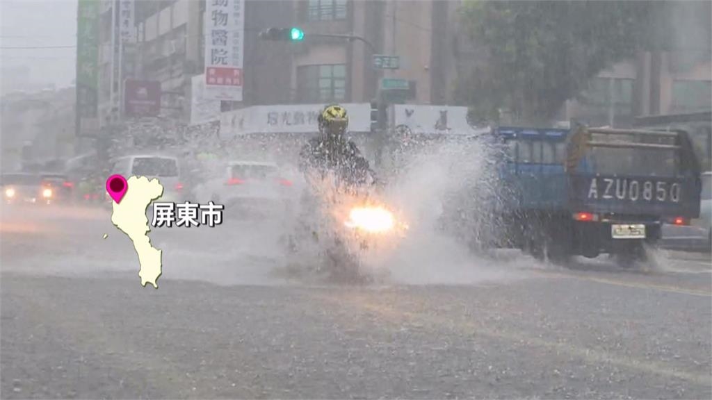 庭院大淹水…屏東男帶泳圈「躺平漂浮」Chill爆！網笑：心態好就是峇里島