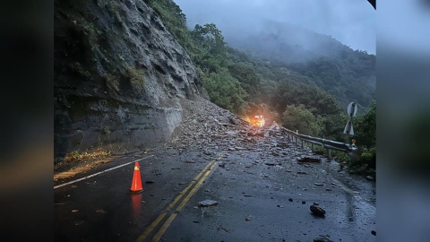 南投山壁崩了！台14線落石如雨狂砸　「雲龍橋明隧道」封路搶修