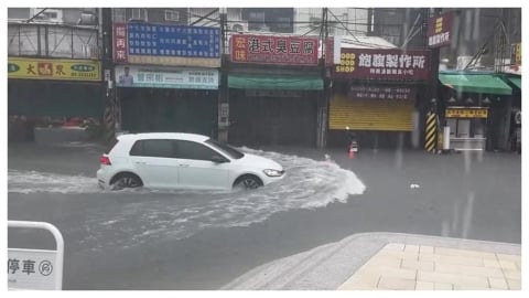 水淹半個輪胎！竹北三民路變汪洋…驚悚「水上行車」畫面曝　在地人：首次遇到