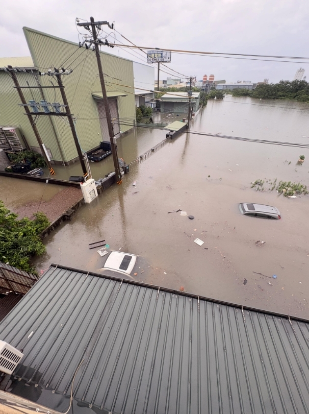 台南暴雨成災！仁德區淹到「冰箱漂起來」畫面曝光　網嚇：轎車全滅頂