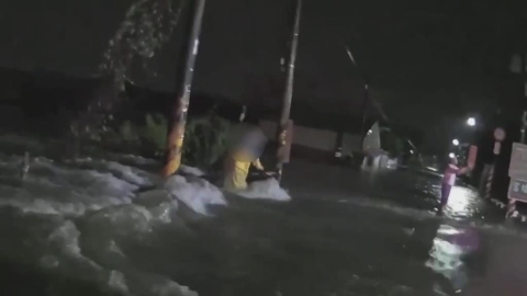 屏東連日強降雨又逢大潮！　老翁騎車誤闖積水路段險遭沖走