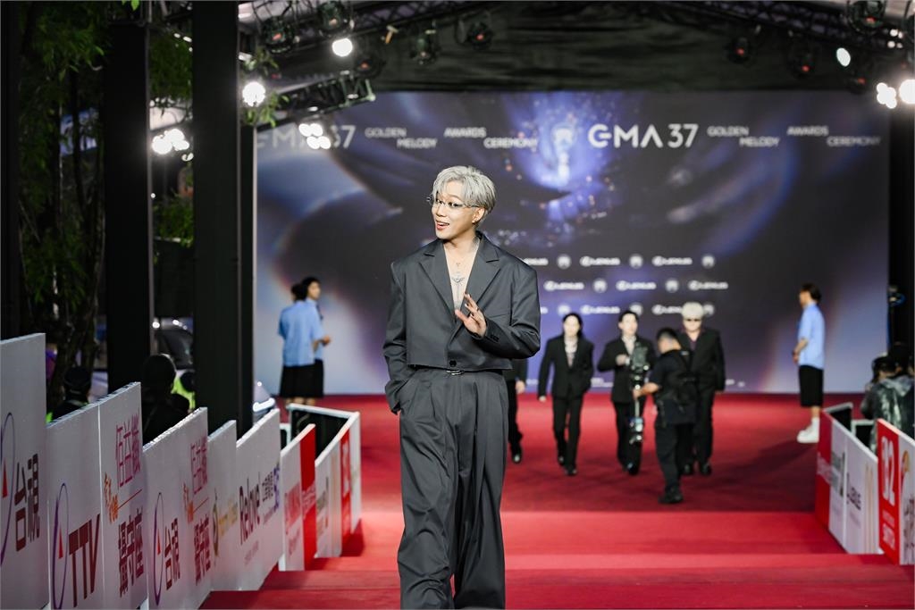 金曲37/李竺芯正面開大招「頂超巨芒果」登紅毯!ØZI深V西裝帥翻全場