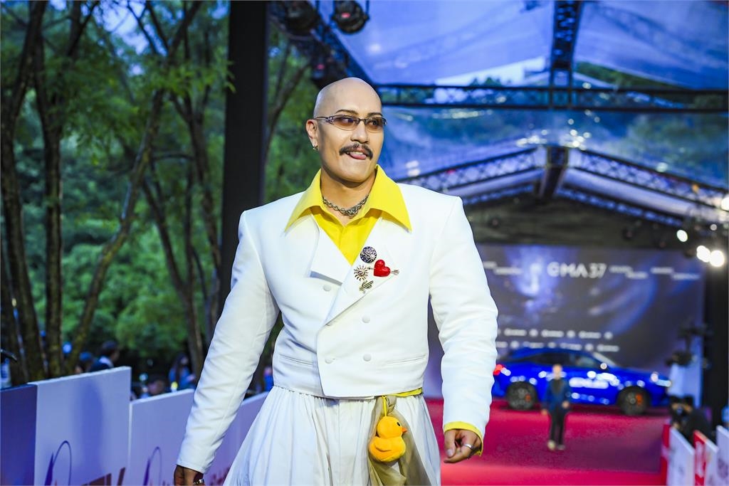 金曲37/李竺芯正面開大招「頂超巨芒果」登紅毯!ØZI深V西裝帥翻全場