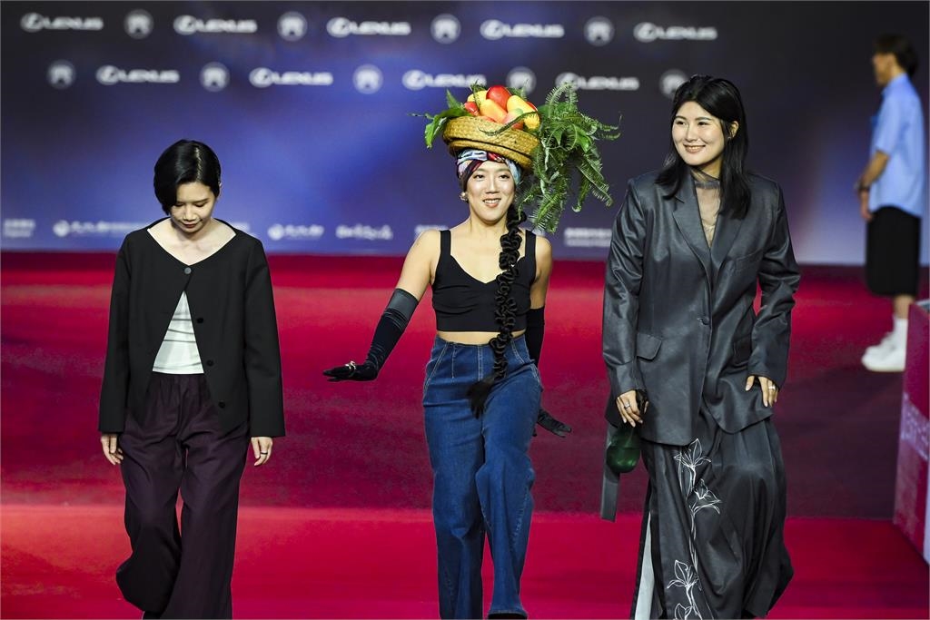 金曲37/李竺芯正面開大招「頂超巨芒果」登紅毯!ØZI深V西裝帥翻全場